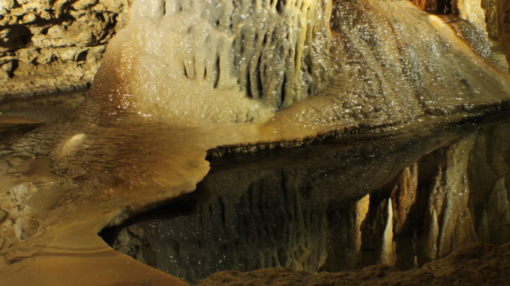 Pond of water in the Beauty Rooms of Cave of the Mounds with Shelfstone