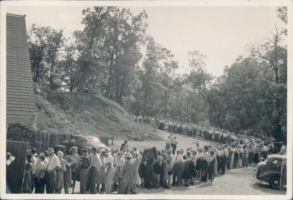 Vintage Photo of the Cave Entrance Building with a long line of people in the 1940s going all the way back to the parking lot
