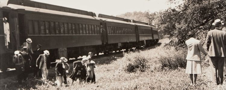 People exiting a train in the 1940s